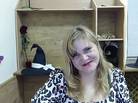 Snapshot of DaniellaKiss chatting on October 27, 2025, 8:35 pm DaniellaKiss online show from October 27, 2025, 8:35 pm