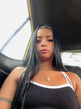 Laura fernandezII online show from January 6, 2025, 1:30 pm