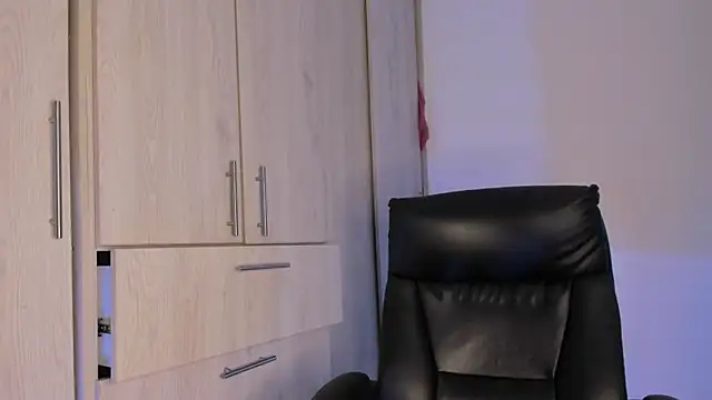 Laura fernandezII online show from November 28, 2025, 8:33 pm