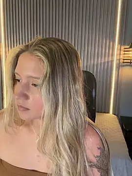 Snapshot of MiaPetit_ chatting on October 4, 2025, 9:13 pm MiaPetit online show from October 4, 2025, 9:13 pm