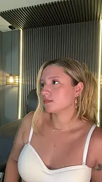 Snapshot of MiaPetit_ chatting on October 7, 2025, 11:57 pm MiaPetit online show from October 7, 2025, 11:57 pm