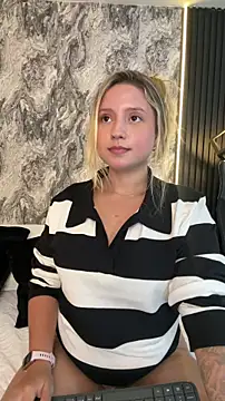 Snapshot of MiaPetit_ chatting on October 26, 2025, 12:16 am MiaPetit online show from October 26, 2025, 12:16 am