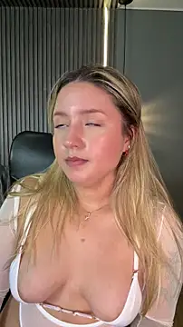 Snapshot of MiaPetit_ chatting on November 9, 2025, 6:39 pm MiaPetit online show from November 9, 2025, 6:39 pm