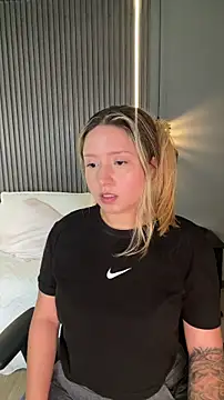 Snapshot of MiaPetit_ chatting on November 15, 2025, 1:14 am MiaPetit online show from November 15, 2025, 1:14 am