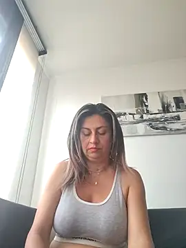 Latiinvenushot online show from March 8, 2026, 12:42 pm