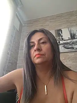 Latiinvenushot online show from May 19, 2026, 3:40 pm
