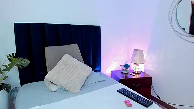 Snapshot of HollyHudsonn chatting on December 17, 2024, 12:00 pm HollyHudsonn online show from December 17, 2024, 12:00 pm