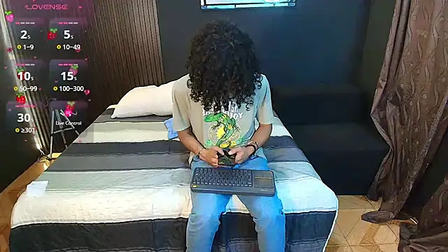 Snapshot of Aaron_Jassell1 chatting on March 5, 2025, 12:27 am Aaron Jassell1 online show from March 5, 2025, 12:27 am