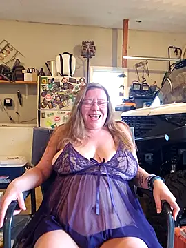 Snapshot of MsShelby40 chatting on September 10, 2025, 10:10 pm MsShelby40 online show from September 10, 2025, 10:10 pm