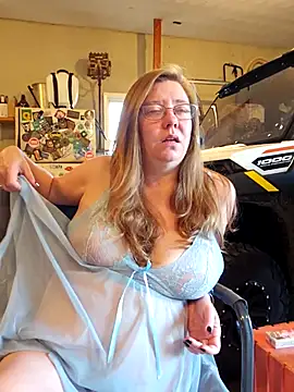 Snapshot of MsShelby40 chatting on October 5, 2025, 9:24 pm MsShelby40 online show from October 5, 2025, 9:24 pm