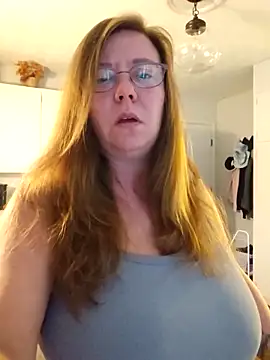 Snapshot of MsShelby40 chatting on October 8, 2025, 10:07 pm MsShelby40 online show from October 8, 2025, 10:07 pm