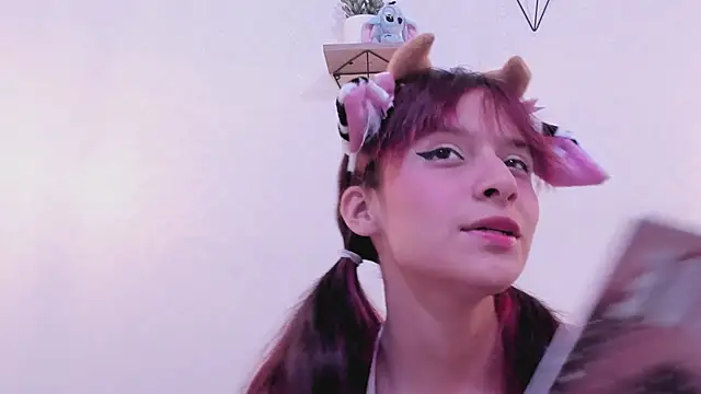 Snapshot of RedMeloddy chatting on January 19, 2025, 7:15 pm RedMeloddy online show from January 19, 2025, 7:15 pm