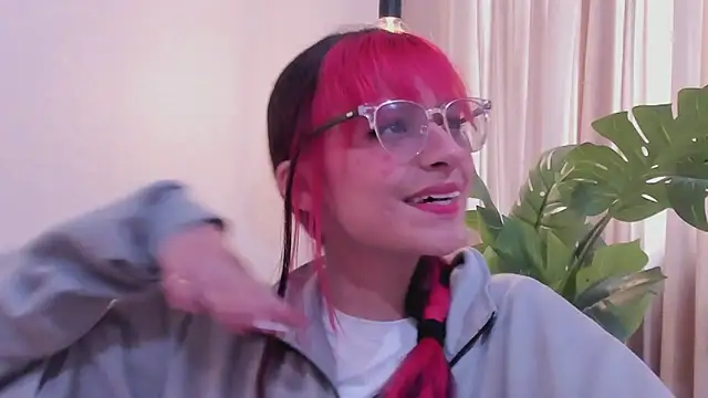 Snapshot of RedMeloddy chatting on February 6, 2025, 7:29 pm RedMeloddy online show from February 6, 2025, 7:29 pm