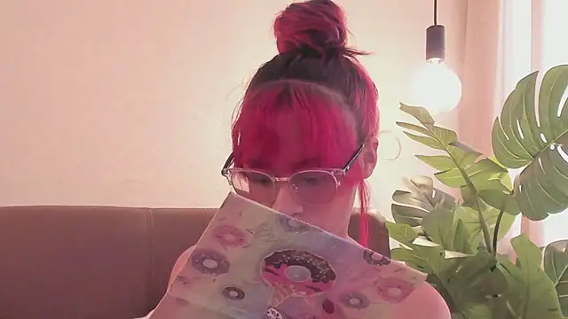 Snapshot of RedMeloddy chatting on February 22, 2025, 7:36 pm RedMeloddy online show from February 22, 2025, 7:36 pm