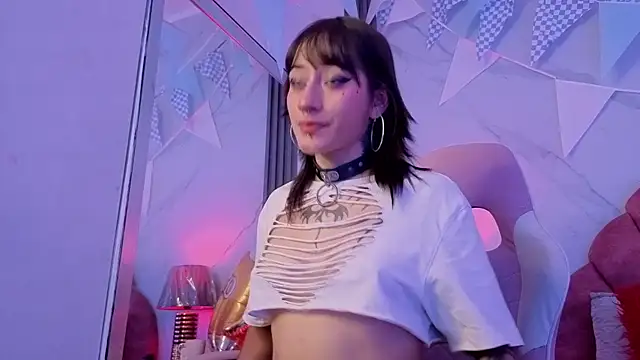 Snapshot of Layla_Cullen chatting on October 2, 2025, 7:32 pm Layla Cullen online show from October 2, 2025, 7:32 pm