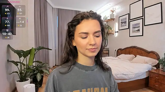 NicoleLuv online show from November 14, 2025, 1:43 pm