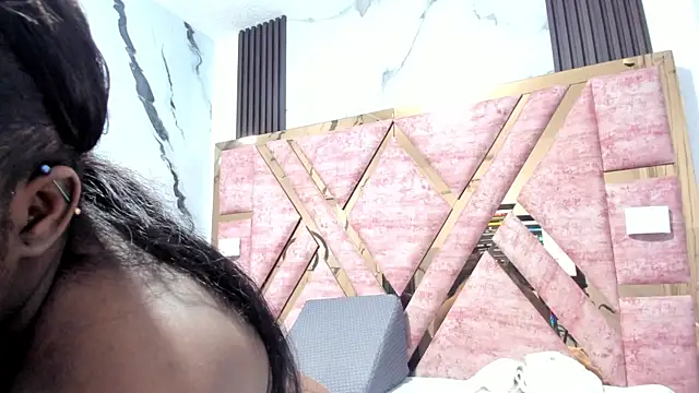 mia alvares online show from November 12, 2025, 11:54 am