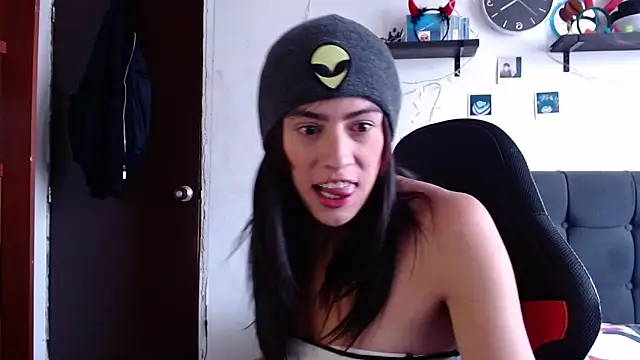 Lauraxdoll online show from February 4, 2025, 8:59 pm