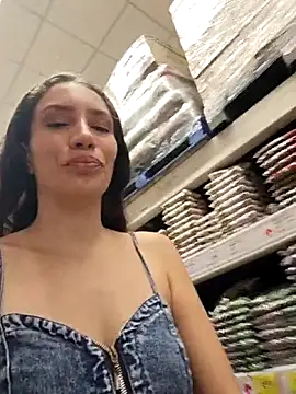 aurelialux online show from October 4, 2025, 9:57 pm