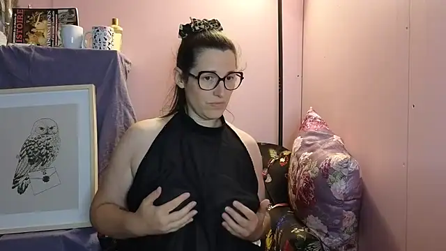 Snapshot of bella-louva chatting on June 9, 2026, 6:41 pm bella-louva online show from June 9, 2026, 6:41 pm