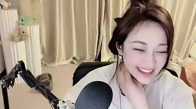 Snapshot of Daisy-77 chatting on January 13, 2025, 11:49 pm Daisy-77 online show from January 13, 2025, 11:49 pm