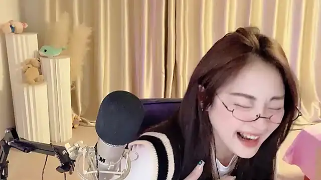 Snapshot of Daisy-77 chatting on February 28, 2025, 8:39 pm Daisy-77 online show from February 28, 2025, 8:39 pm