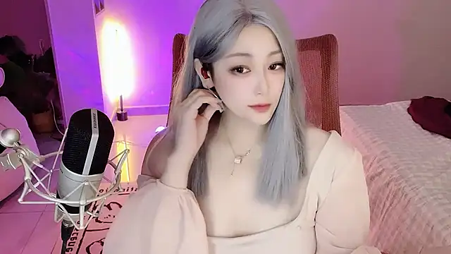 Snapshot of Daisy-77 chatting on October 9, 2025, 10:35 am Daisy-77 online show from October 9, 2025, 10:35 am