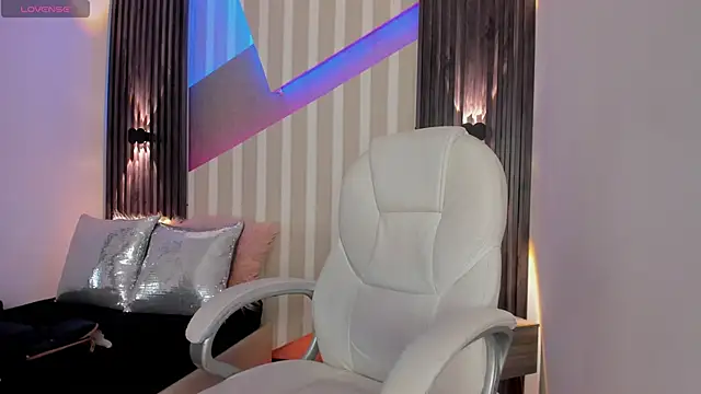 Snapshot of emily_layton chatting on February 12, 2025, 2:32 pm emily layton online show from February 12, 2025, 2:32 pm