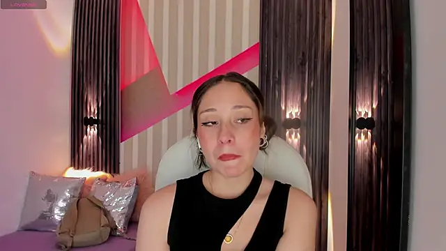 Snapshot of emily_layton chatting on March 13, 2025, 2:01 pm emily layton online show from March 13, 2025, 2:01 pm