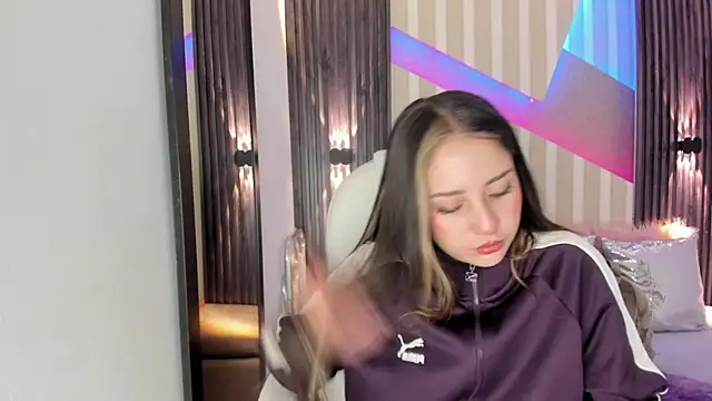 Snapshot of emily_layton chatting on October 6, 2025, 2:36 pm emily layton online show from October 6, 2025, 2:36 pm