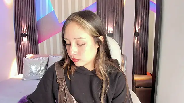 Snapshot of emily_layton chatting on October 8, 2025, 2:36 pm emily layton online show from October 8, 2025, 2:36 pm