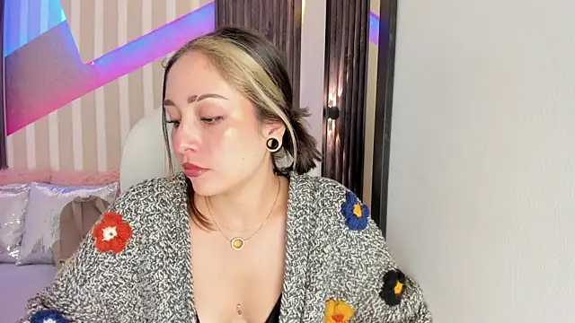 Snapshot of emily_layton chatting on October 17, 2025, 2:41 pm emily layton online show from October 17, 2025, 2:41 pm