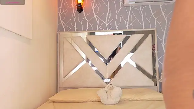 vanessa guzman2 online show from December 18, 2025, 12:33 pm