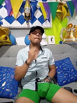 latinmartin73 online show from October 3, 2025, 12:07 am