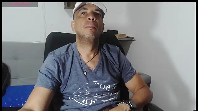 latinmartin73 online show from May 18, 2026, 5:46 am
