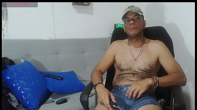 latinmartin73 online show from May 19, 2026, 1:56 am