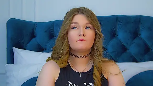 CrystalLyons online show from October 13, 2025, 6:08 pm