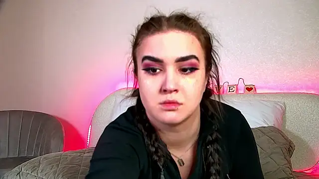 Snapshot of ChristinaMilton chatting on February 18, 2025, 4:04 am ChristinaMilton online show from February 18, 2025, 4:04 am