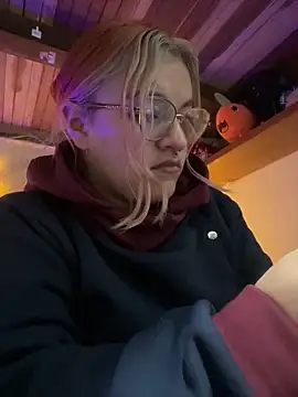 SophiaWeestt99 online show from February 5, 2026, 4:06 am