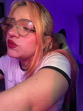 Snapshot of SophiaWeestt99 chatting on June 22, 2026, 1:07 am SophiaWeestt99 online show from June 22, 2026, 1:07 am