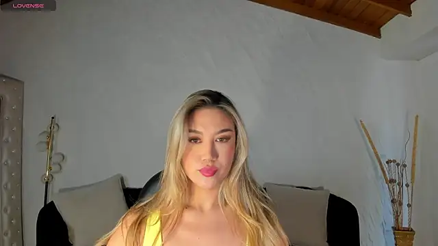 RebeccaHudson online show from June 25, 2026, 7:40 pm