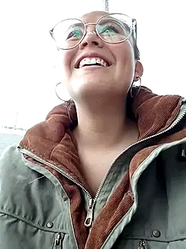 Snapshot of lara_moon25 chatting on December 6, 2024, 9:46 pm lara moon25 online show from December 6, 2024, 9:46 pm