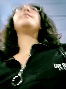 Snapshot of lara_moon25 chatting on December 29, 2024, 11:18 pm lara moon25 online show from December 29, 2024, 11:18 pm