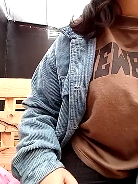 Snapshot of lara_moon25 chatting on March 5, 2025, 10:10 pm lara moon25 online show from March 5, 2025, 10:10 pm