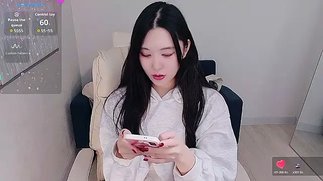 Snapshot of who_Lilly chatting on November 5, 2025, 2:17 pm who Lilly online show from November 5, 2025, 2:17 pm