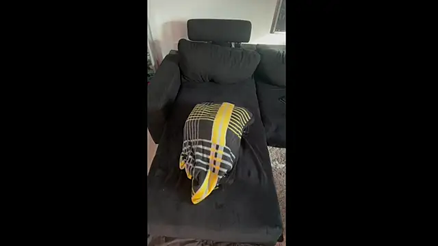 Snapshot of LuggiJack chatting on February 23, 2025, 12:05 pm LuggiJack online show from February 23, 2025, 12:05 pm