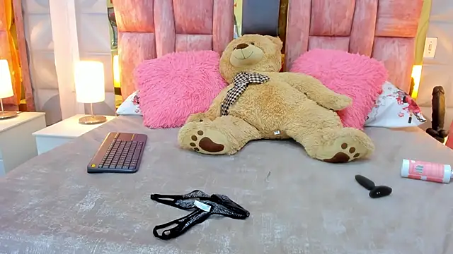 valentinasu1 online show from March 11, 2025, 4:40 pm