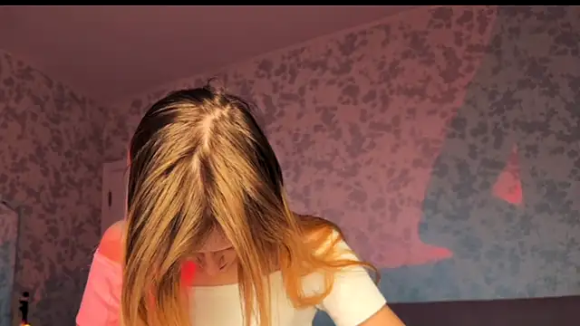 Snapshot of Evvie_Summn1 chatting on December 2, 2025, 6:19 am Evvie Summn1 online show from December 2, 2025, 6:19 am