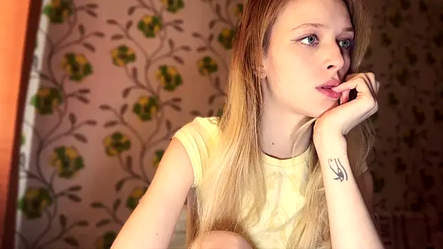 Snapshot of Evvie_Summn1 chatting on February 26, 2026, 5:17 am Evvie Summn1 online show from February 26, 2026, 5:17 am