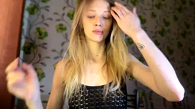 Snapshot of Evvie_Summn1 chatting on March 1, 2026, 5:42 am Evvie Summn1 online show from March 1, 2026, 5:42 am